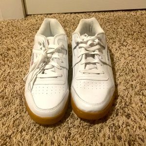 Reebok white shoes Size 10.5. In great condition!